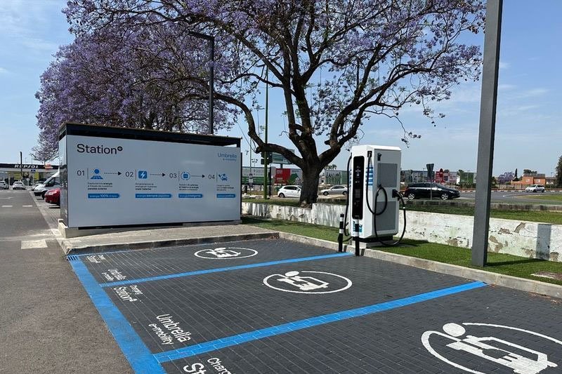Umbrella e-mobility pone en marcha su primera estación híbrida Station+ en La Eliana (Valencia)